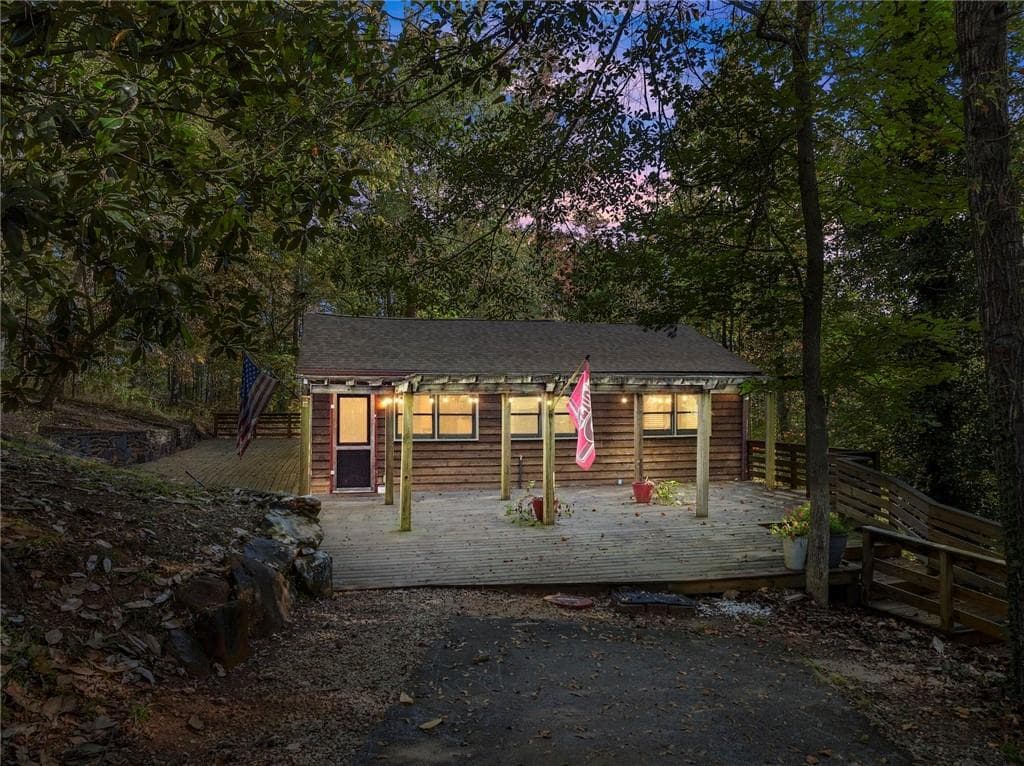 5 bedroom, 2 bathroom, 2,048 sq ft single family residence for sale at 773 Shorewood Circle, Toccoa, GA 30577 — photo 2