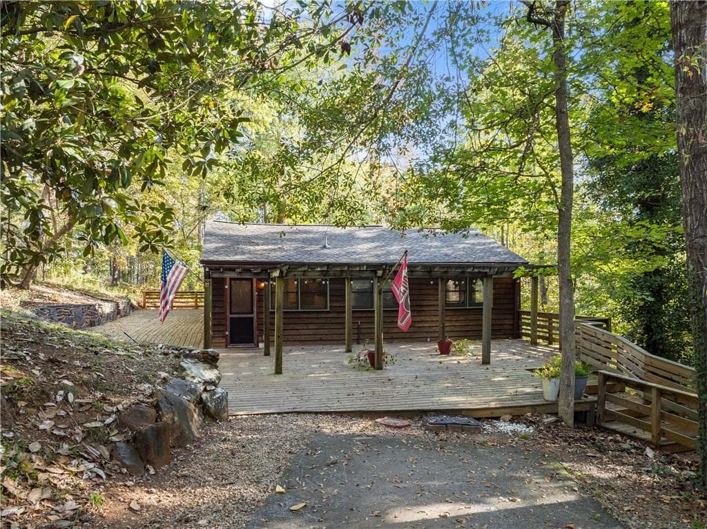 5 bedroom, 2 bathroom, 2,048 sq ft single family residence for sale at 773 Shorewood Circle, Toccoa, GA 30577 — photo 3