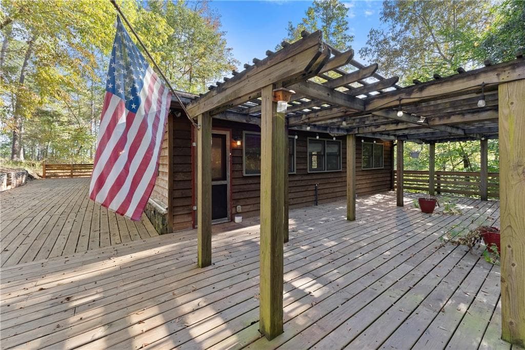 5 bedroom, 2 bathroom, 2,048 sq ft single family residence for sale at 773 Shorewood Circle, Toccoa, GA 30577 — photo 4