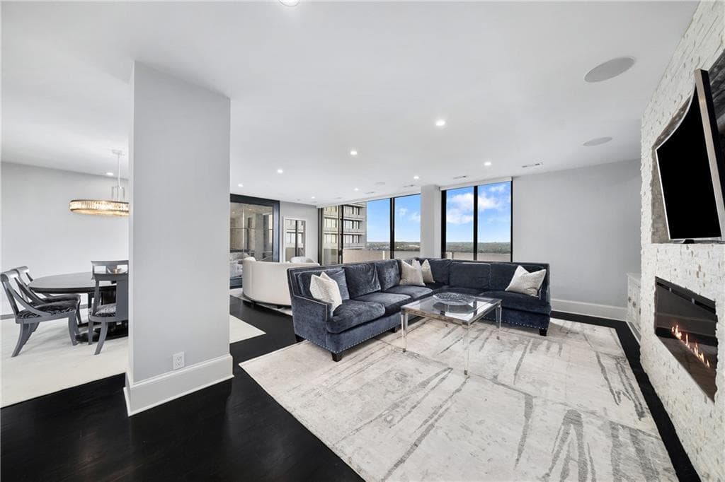 2 bedroom, 3 bathroom, 2,838 sq ft condominium for sale at 2575 Peachtree Road 22CD, Atlanta, GA 30305 — photo 5