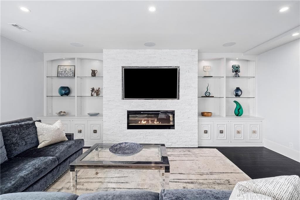 2 bedroom, 3 bathroom, 2,838 sq ft condominium for sale at 2575 Peachtree Road 22CD, Atlanta, GA 30305 — photo 6