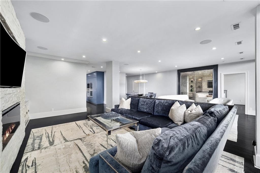 2 bedroom, 3 bathroom, 2,838 sq ft condominium for sale at 2575 Peachtree Road 22CD, Atlanta, GA 30305 — photo 7