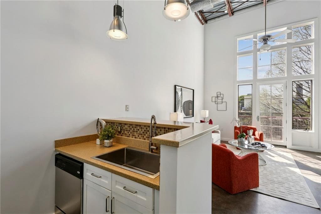 2 bedroom, 2 bathroom, 1,723 sq ft condominium under contract at 572 Edgewood Avenue 308, Atlanta, GA 30312 — photo 8