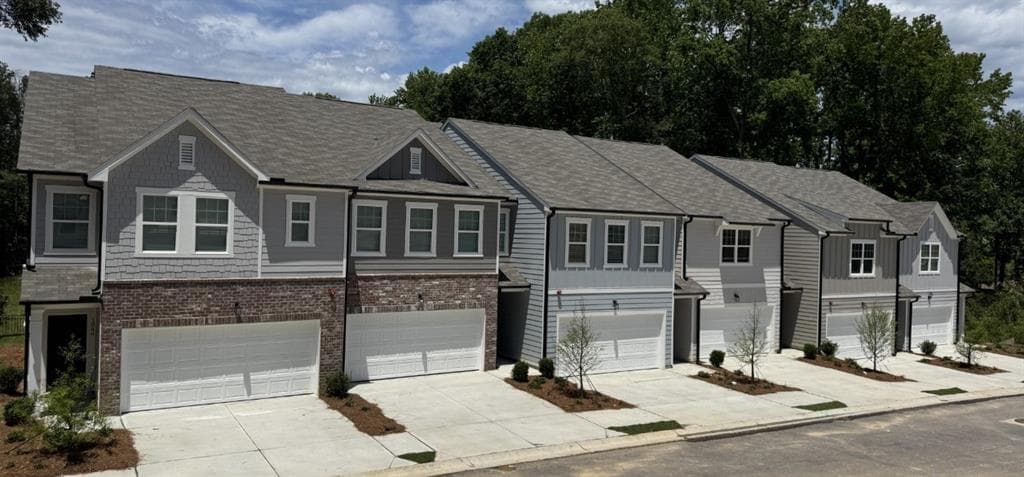 3 bedroom, 3 bathroom, 1,764 sq ft townhouse under contract at 3024 Osier Circle, Douglasville, GA 30135 — photo 2