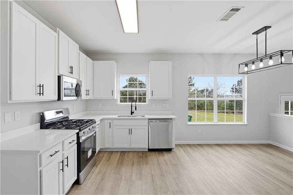 6 bedroom, 4 bathroom, 3,656 sq ft single family residence under contract at 3538 Cragstone Road, Stonecrest, GA 30038 — photo 7