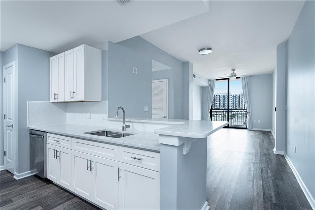 1 bedroom, 1 bathroom, 800 sq ft condominium for sale at 3040 Peachtree Road 613, Atlanta, GA 30305 — photo 5