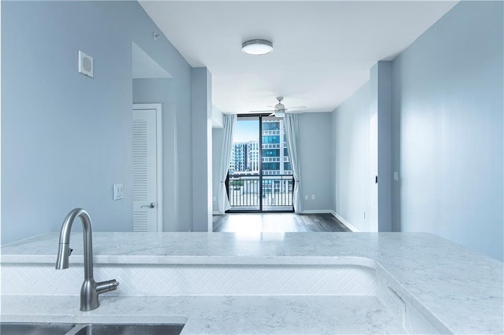1 bedroom, 1 bathroom, 800 sq ft condominium for sale at 3040 Peachtree Road 613, Atlanta, GA 30305 — photo 6