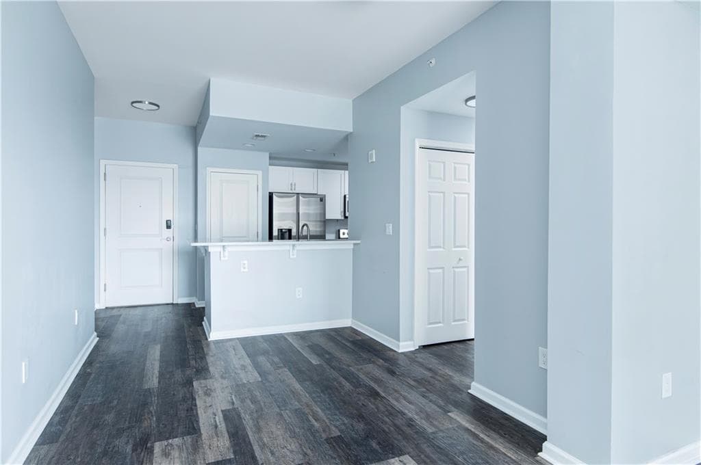 1 bedroom, 1 bathroom, 800 sq ft condominium for sale at 3040 Peachtree Road 613, Atlanta, GA 30305 — photo 7