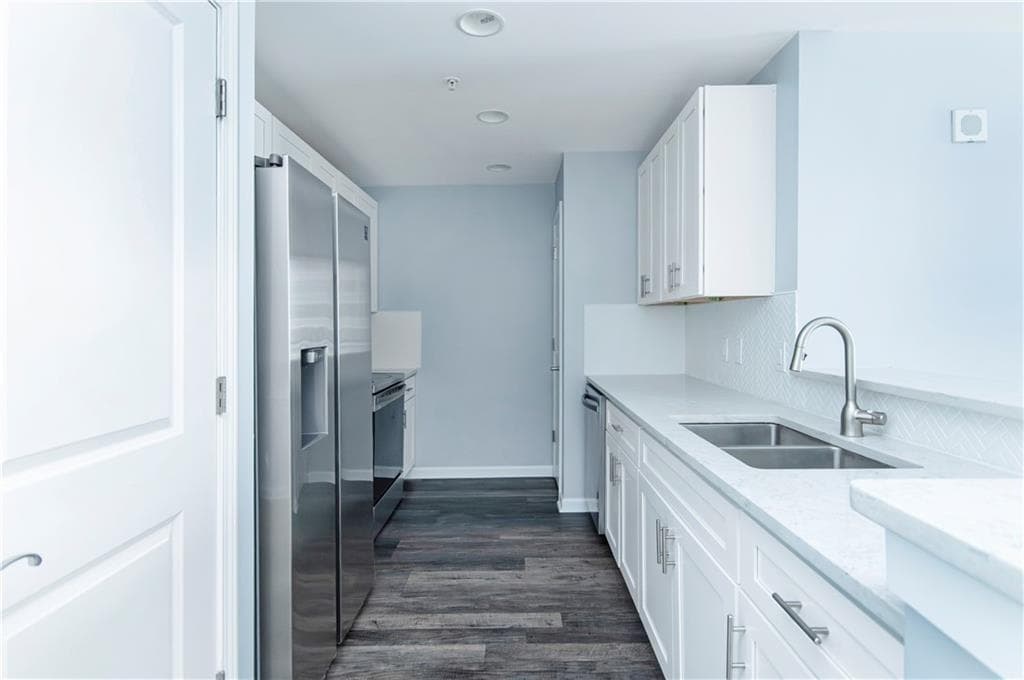 1 bedroom, 1 bathroom, 800 sq ft condominium for sale at 3040 Peachtree Road 613, Atlanta, GA 30305 — photo 9