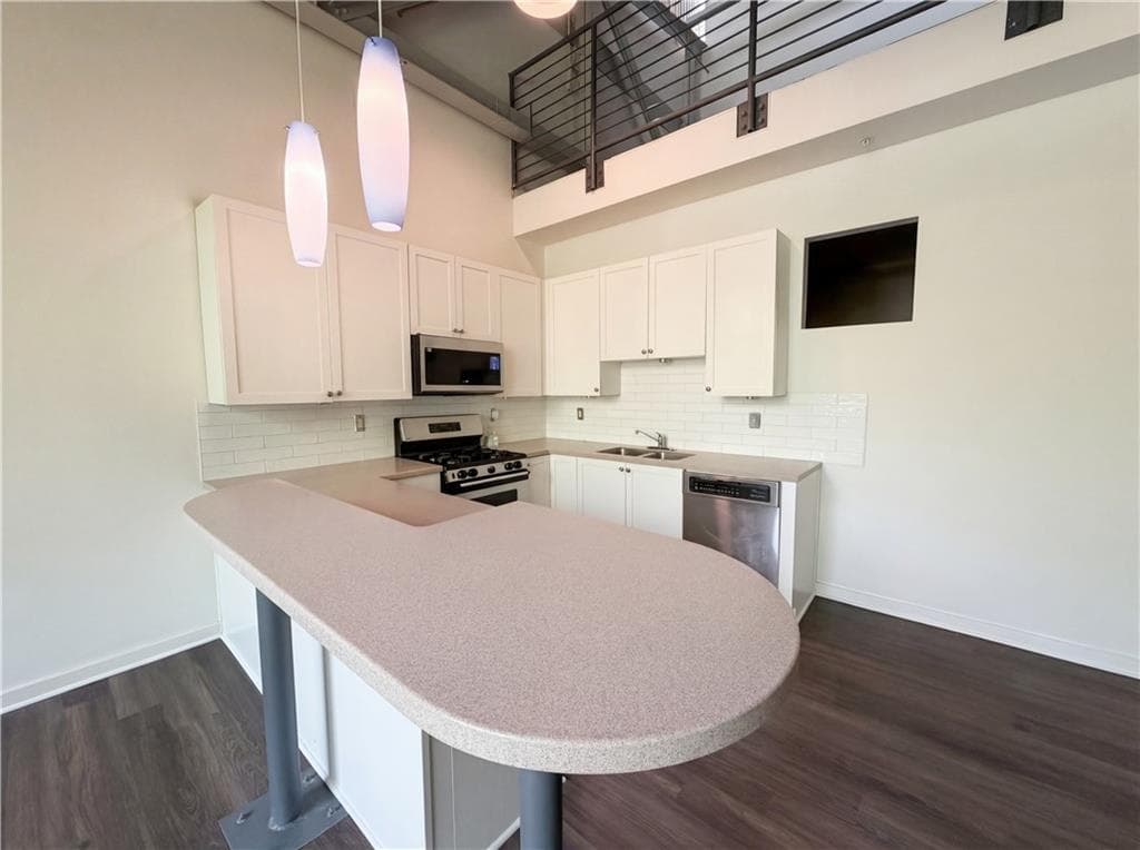 2 bedroom, 2 bathroom, 1,396 sq ft condominium under contract at 400 Village Parkway 142, Atlanta, GA 30306 — photo 2