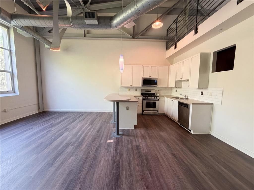 2 bedroom, 2 bathroom, 1,396 sq ft condominium under contract at 400 Village Parkway 142, Atlanta, GA 30306 — photo 9