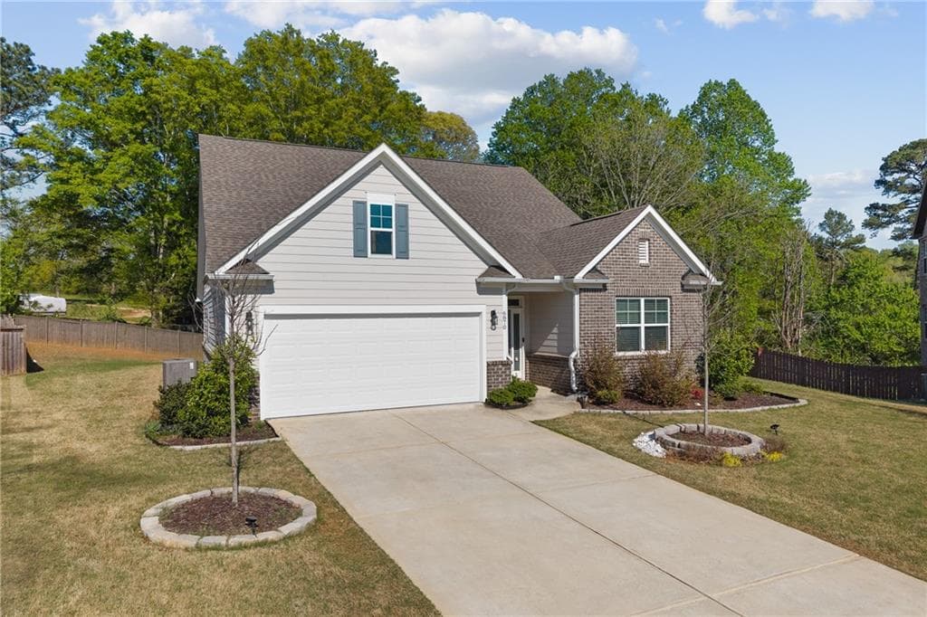4 bedroom, 3 bathroom, 2,652 sq ft single family residence for sale at 6870 Kate Lane, Flowery Branch, GA 30542 — photo 2