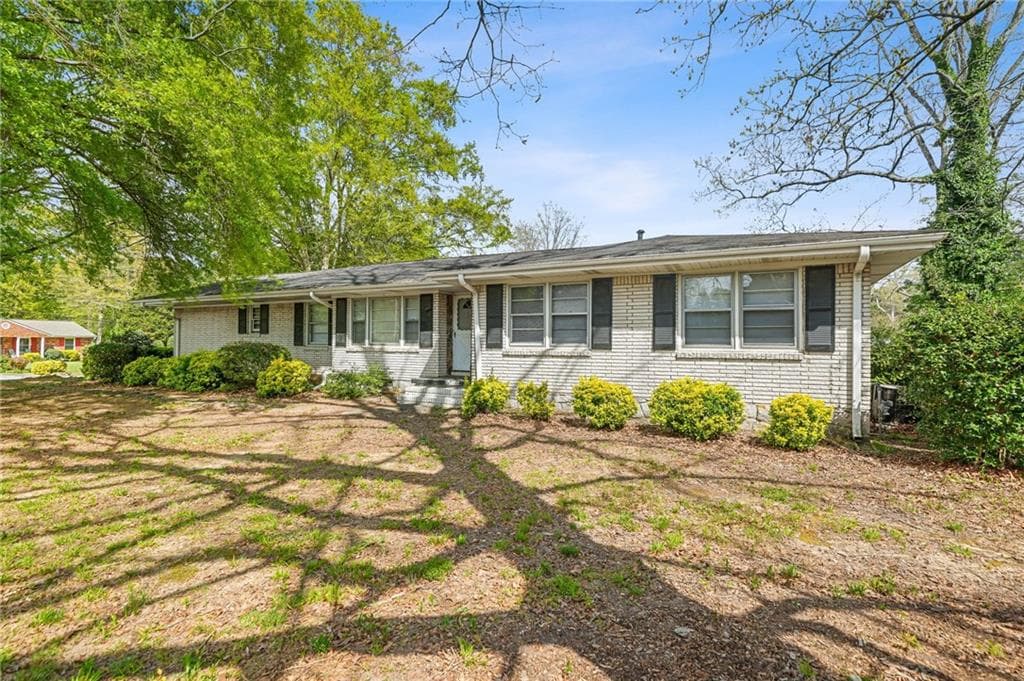 3 bedroom, 2 bathroom, 1,498 sq ft single family residence for sale at 1393 Idlewood Road, Tucker, GA 30084 — photo 4