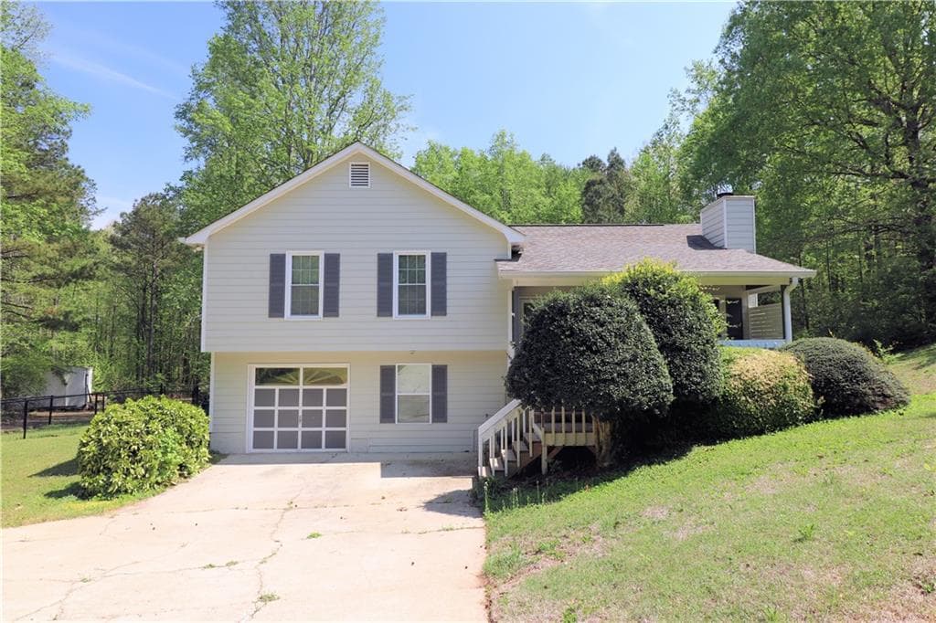 4 bedroom, 2 bathroom, 1,740 sq ft single family residence under contract at 192 Deerfield Drive, Hiram, GA 30141 — photo 2