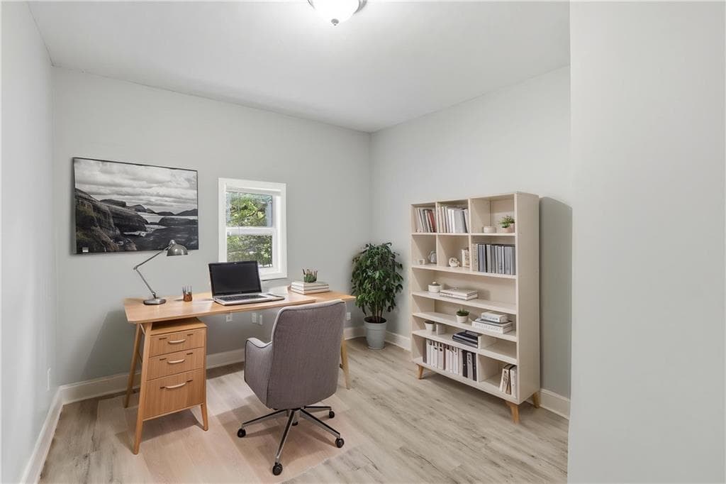 3 bedroom, 3 bathroom, 1,212 sq ft single family residence for sale at 219 Howell Drive, Atlanta, GA 30331 — photo 4