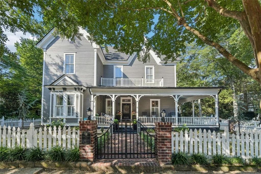 5 bedroom, 3 bathroom, 3,651 sq ft single family residence for sale at 207 E Hightower Trail, Social Circle, GA 30025 — photo 2