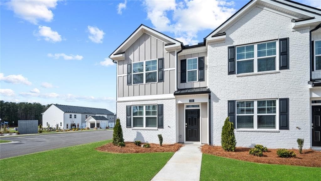 3 bedroom, 3 bathroom, 1,655 sq ft townhouse for sale at 428 Reflection Drive, Stockbridge, GA 30281 — photo 2