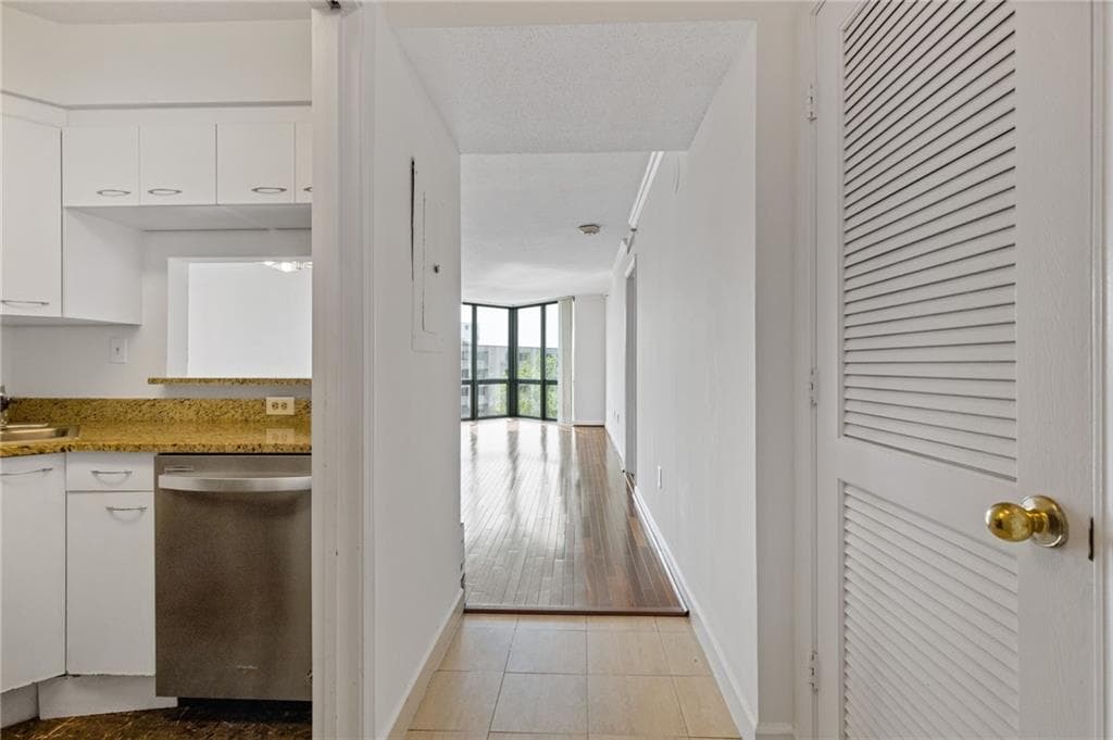 1 bedroom, 1 bathroom, 807 sq ft condominium for sale at 2870 Pharr Court S 1209, Atlanta, GA 30305 — photo 3