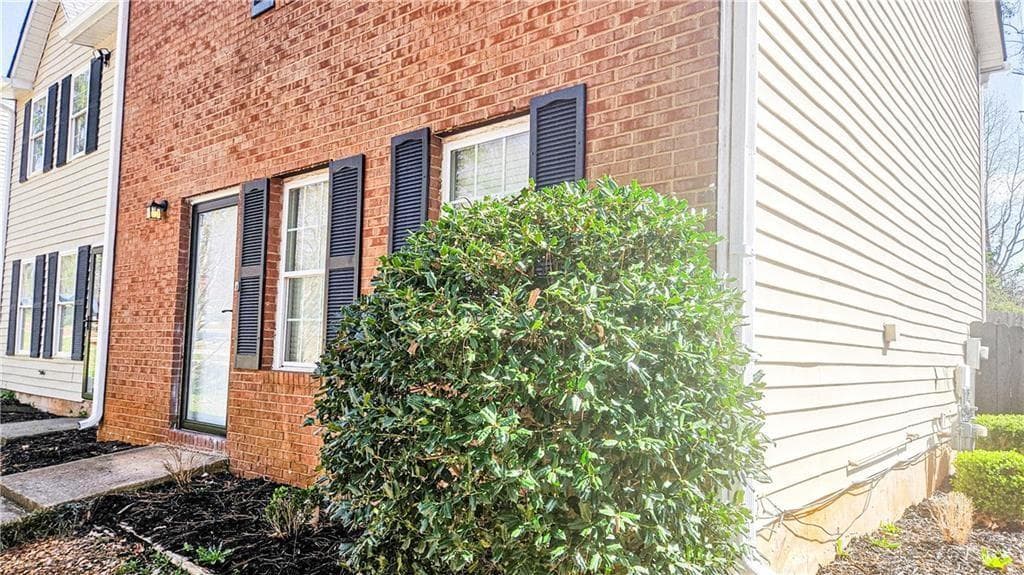 2 bedroom, 3 bathroom, 1,254 sq ft townhouse for sale at 5582 Windwood Road, Atlanta, GA 30349 — photo 4