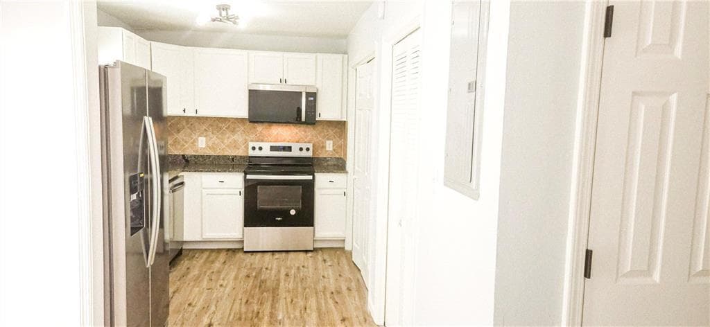 2 bedroom, 3 bathroom, 1,254 sq ft townhouse for sale at 5582 Windwood Road, Atlanta, GA 30349 — photo 9