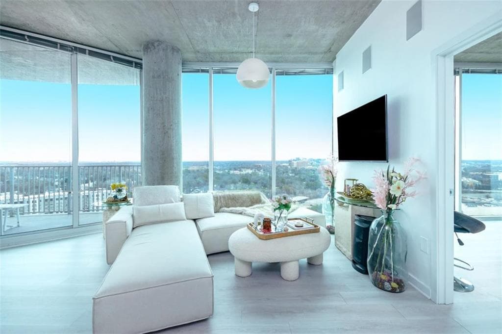 2 bedroom, 2 bathroom, 1,045 sq ft condominium for sale at 361 17th Street 2122, Atlanta, GA 30363 — photo 2