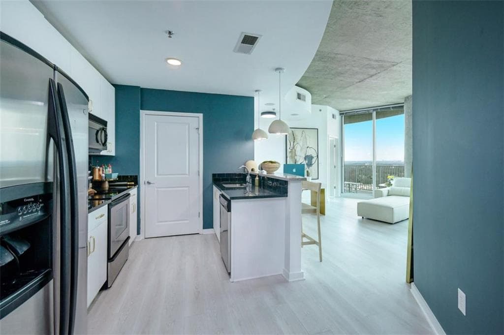 2 bedroom, 2 bathroom, 1,045 sq ft condominium for sale at 361 17th Street 2122, Atlanta, GA 30363 — photo 3
