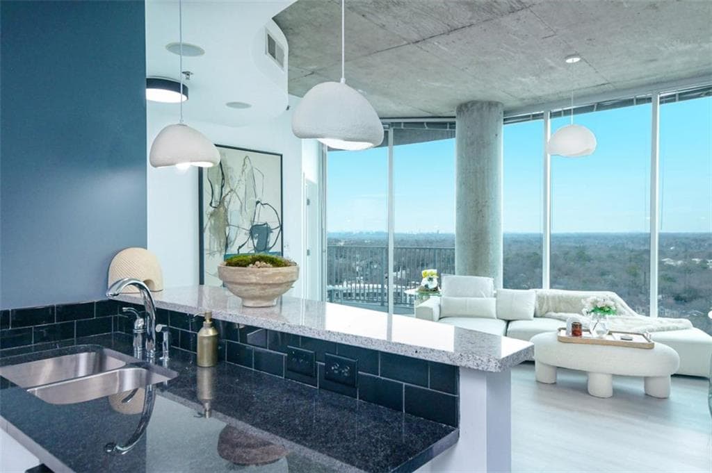 2 bedroom, 2 bathroom, 1,045 sq ft condominium for sale at 361 17th Street 2122, Atlanta, GA 30363 — photo 4