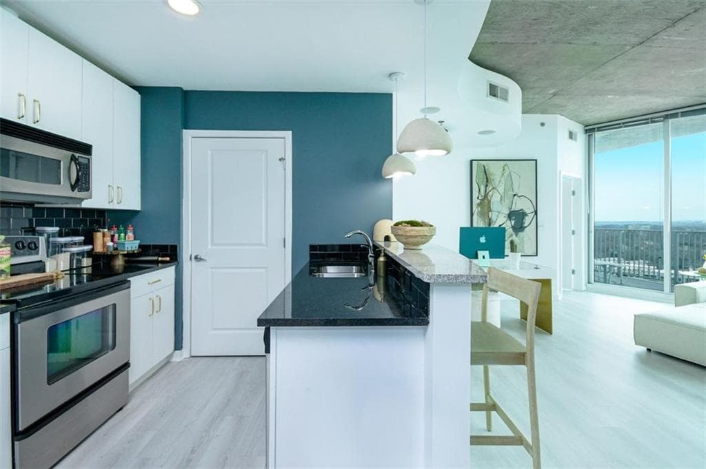 2 bedroom, 2 bathroom, 1,045 sq ft condominium for sale at 361 17th Street 2122, Atlanta, GA 30363 — photo 9