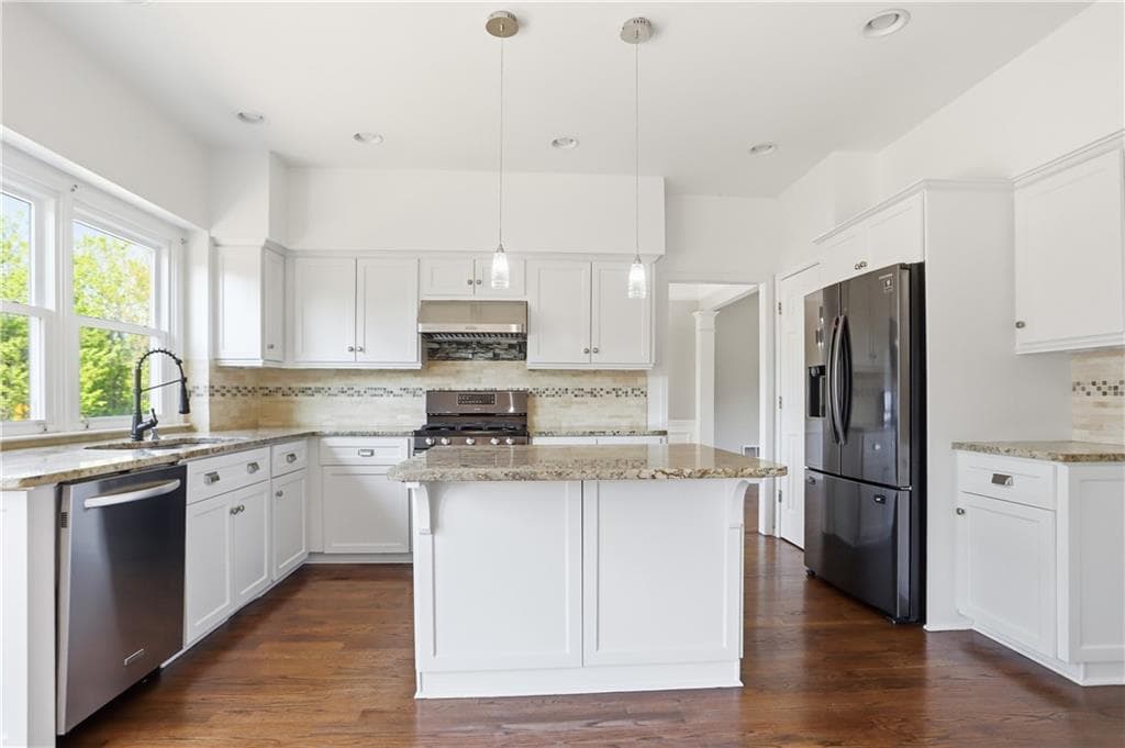 4 bedroom, 3 bathroom, 3,476 sq ft single family residence for sale at 7770 Llangollen Way, Cumming, GA 30041 — photo 2