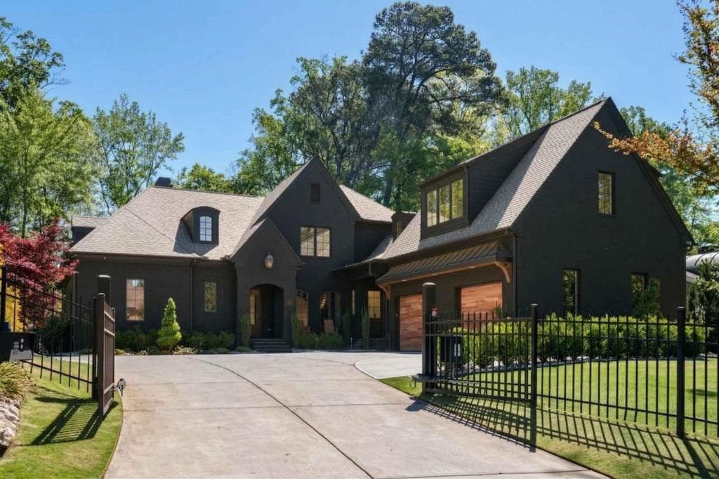 5 bedroom, 5 bathroom, 5,216 sq ft single family residence sold at 4075 Peachtree Dunwoody Road, Atlanta, GA 30342