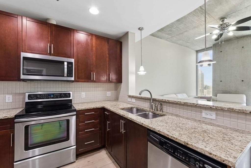 2 bedroom, 1 bathroom, 861 sq ft condominium for sale at 855 Peachtree Street 2410, Atlanta, GA 30308 — photo 7