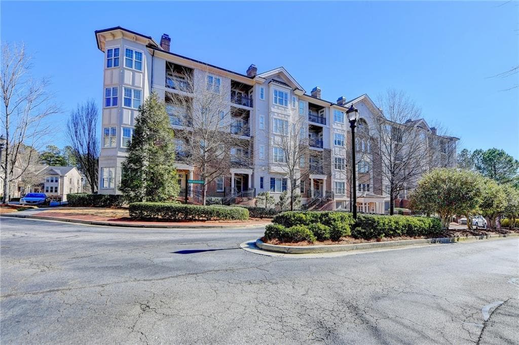 1 bedroom, 2 bathroom, 881 sq ft condominium for sale at 3635 E Paces Circle 1309, Atlanta, GA 30326 — photo 9