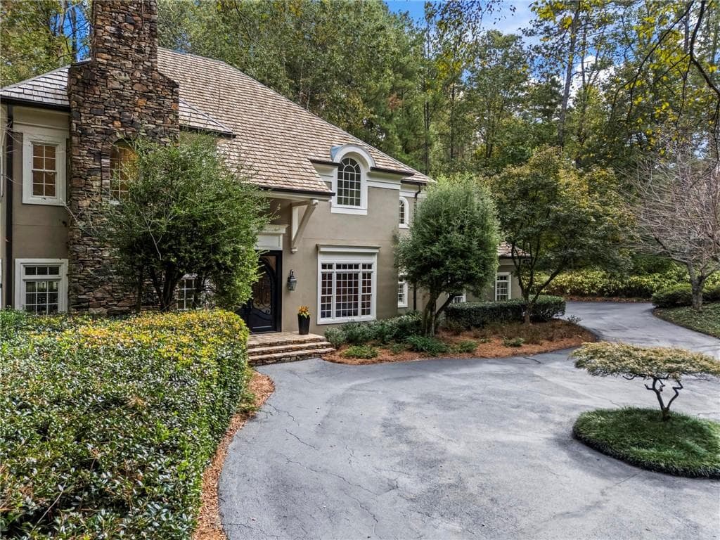 5 bedroom, 7 bathroom, 6,600 sq ft single family residence for sale at 1235 W Garmon Road, Sandy Springs, GA 30327 — photo 3