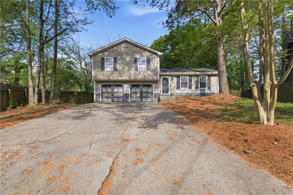 3 bedroom, 2 bathroom, 1,200 sq ft single family residence under contract at 1169 Dustin Court, Stone Mountain, GA 30088 — photo 2
