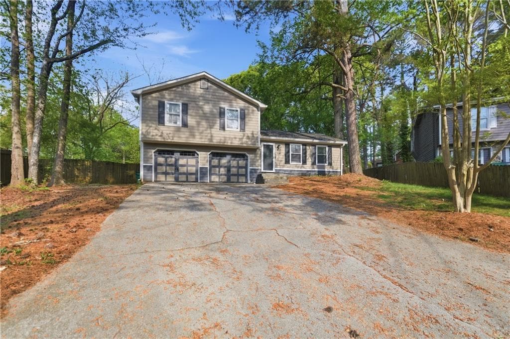3 bedroom, 2 bathroom, 1,200 sq ft single family residence under contract at 1169 Dustin Court, Stone Mountain, GA 30088 — photo 3
