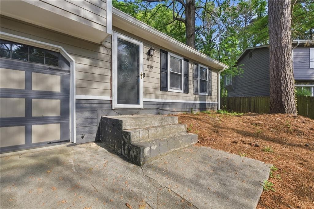 3 bedroom, 2 bathroom, 1,200 sq ft single family residence under contract at 1169 Dustin Court, Stone Mountain, GA 30088 — photo 5
