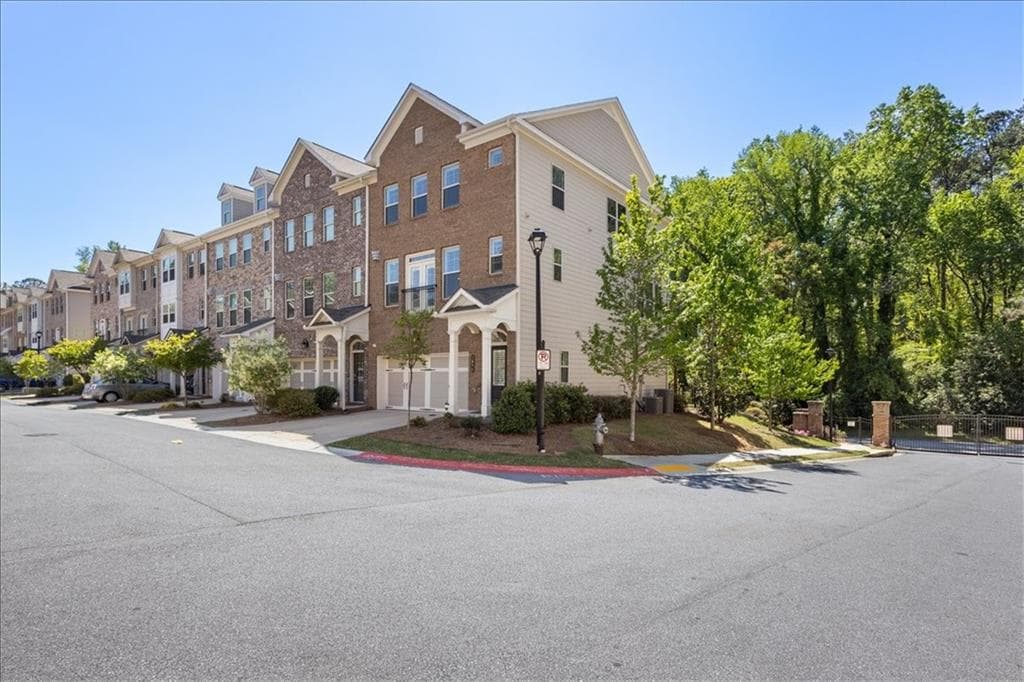 4 bedroom, 4 bathroom, 2,407 sq ft townhouse for sale at 2056 Violet Lane, Brookhaven, GA 30319 — photo 2