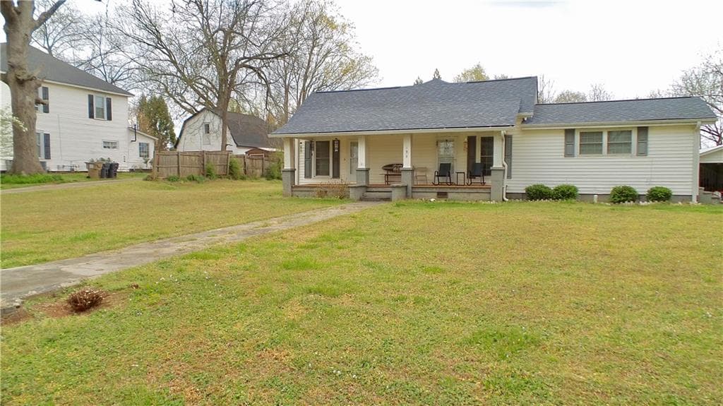 3 bedroom, 2 bathroom, 1,548 sq ft single family residence for sale at 186 Railroad Avenue, Lula, GA 30554 — photo 2