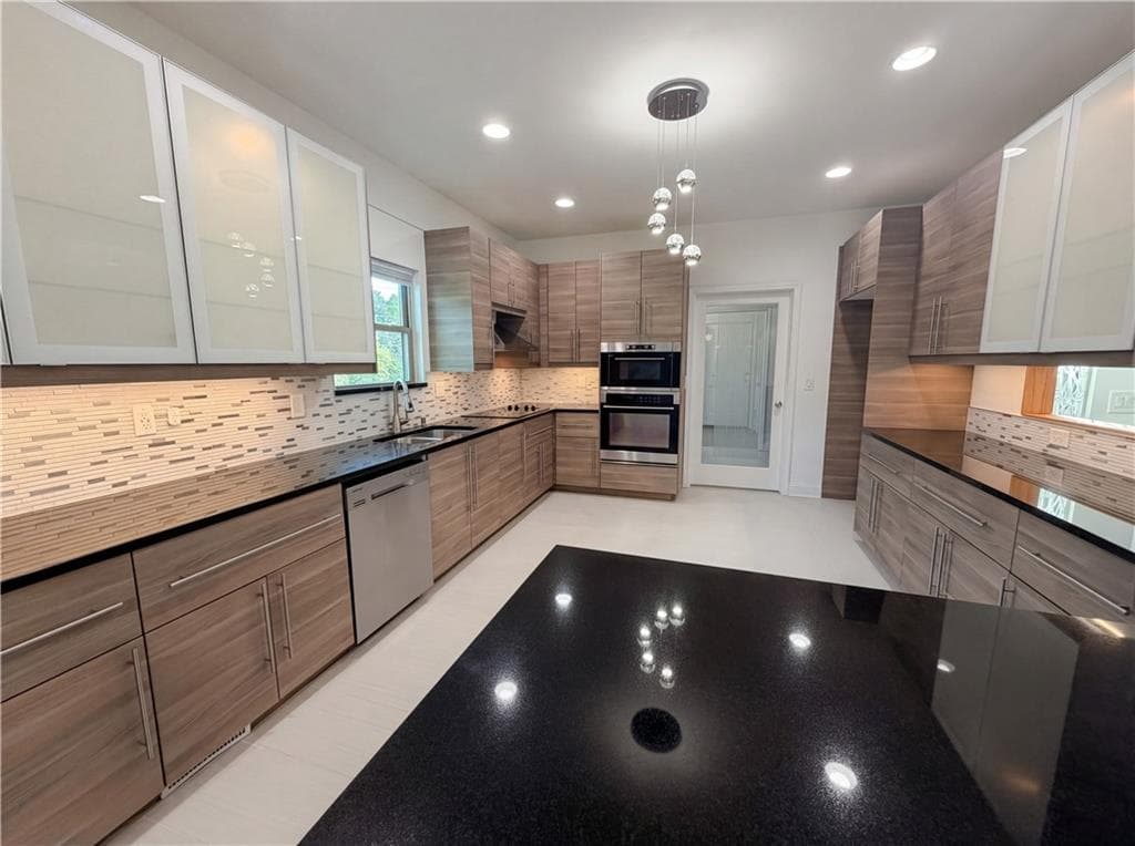 6 bedroom, 4 bathroom, 5,775 sq ft single family residence under contract at 302 Summer Garden Drive, Marietta, GA 30064 — photo 2