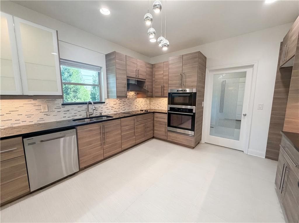 6 bedroom, 4 bathroom, 5,775 sq ft single family residence under contract at 302 Summer Garden Drive, Marietta, GA 30064 — photo 6