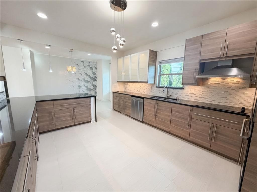 6 bedroom, 4 bathroom, 5,775 sq ft single family residence under contract at 302 Summer Garden Drive, Marietta, GA 30064 — photo 7