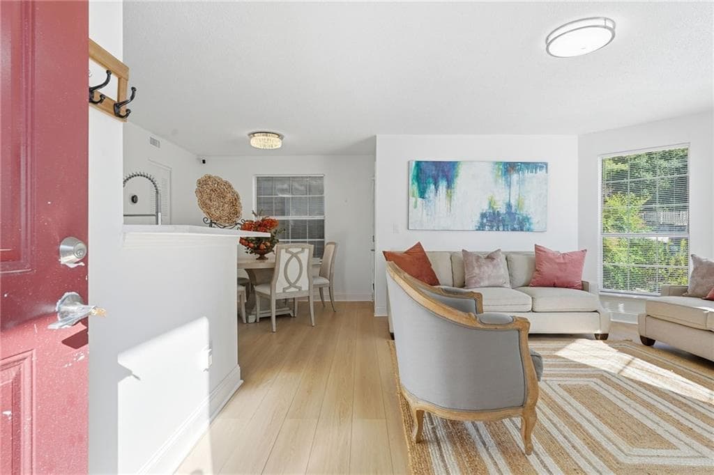 2 bedroom, 2 bathroom, 880 sq ft condominium for sale at 904 Wentworth Court, Alpharetta, GA 30022 — photo 3