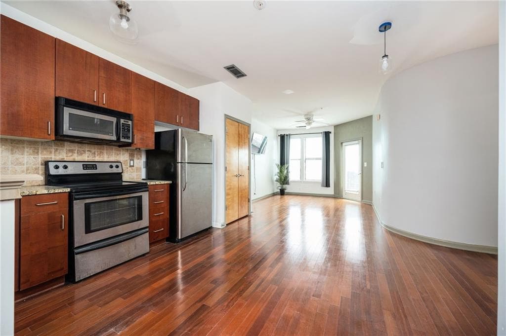 1 bedroom, 1 bathroom, 696 sq ft condominium for sale at 898 Oak Street 1418, Atlanta, GA 30310 — photo 1 of 28