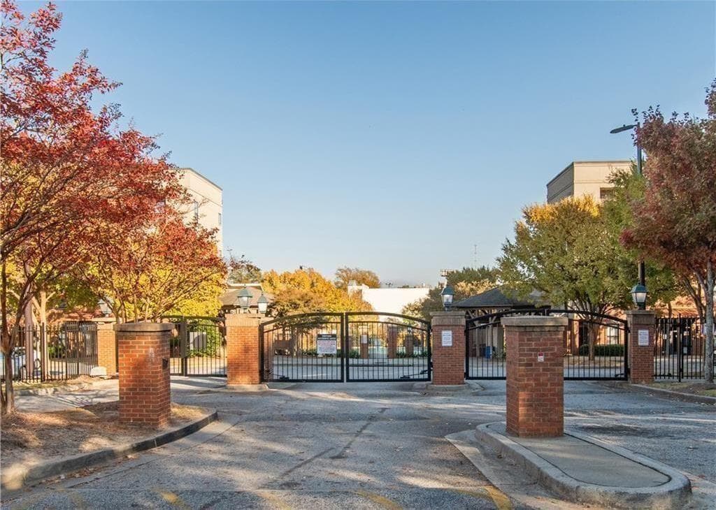 1 bedroom, 1 bathroom, 696 sq ft condominium for sale at 898 Oak Street 1418, Atlanta, GA 30310 — photo 2