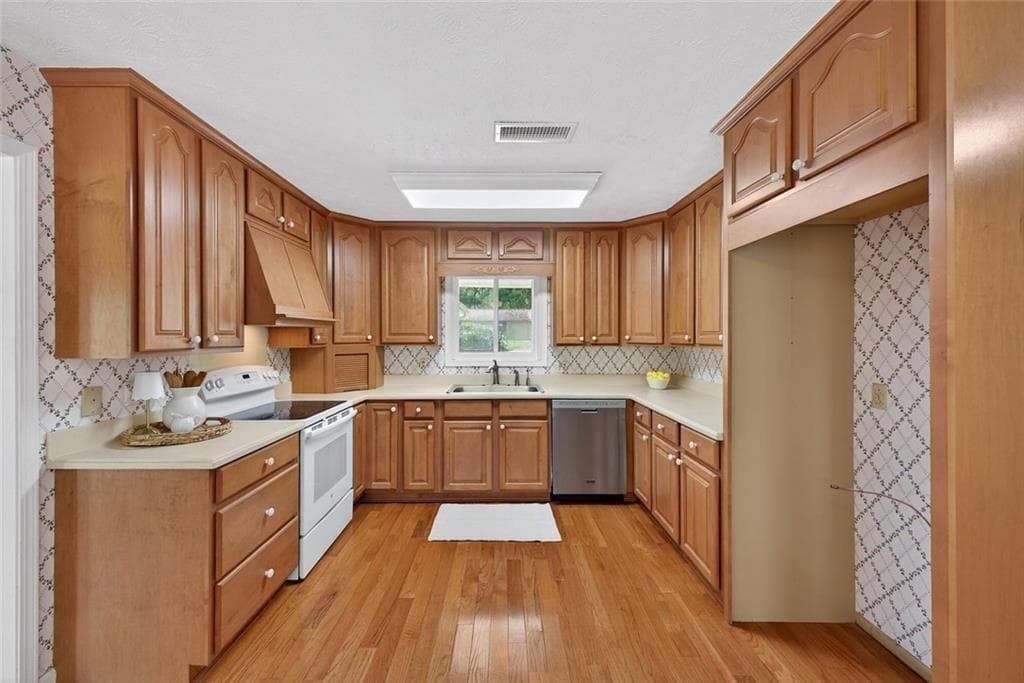 5 bedroom, 3 bathroom, 3,051 sq ft single family residence for sale at 8 Wellington Way, Rome, GA 30161 — photo 6