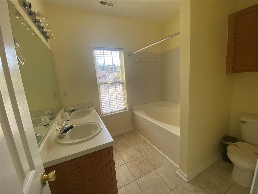 3 bedroom, 3 bathroom, 1,812 sq ft townhouse under contract at 5346 Pinnacle Peak Lane, Norcross, GA 30071 — photo 8