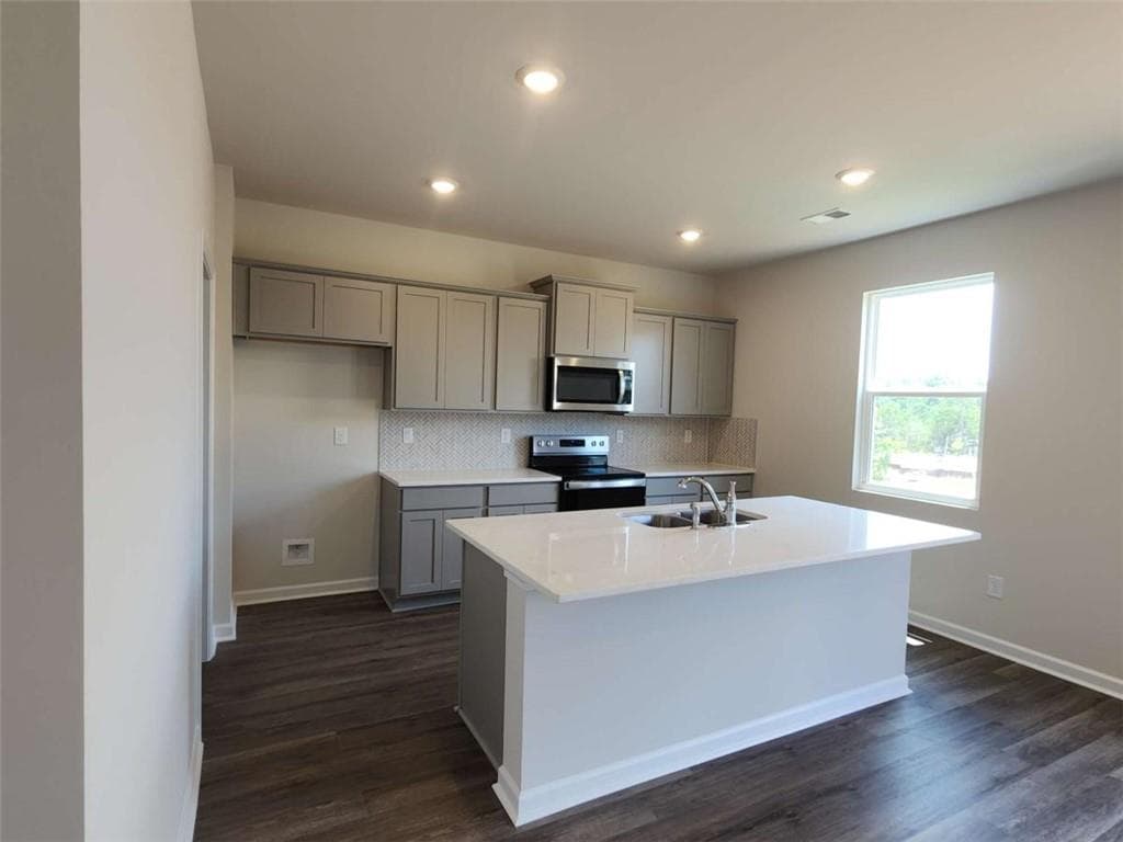 4 bedroom, 3 bathroom, 2,338 sq ft single family residence under contract at 826 Trillium Drive, Locust Grove, GA 30248 — photo 2