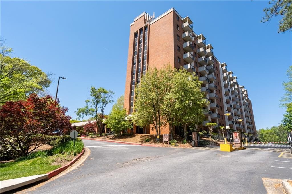 2 bedroom, 2 bathroom condominium for rent at 300 Johnson Ferry Road B915, Sandy Springs, GA 30328 for $3,631 a month — photo 1 of 31