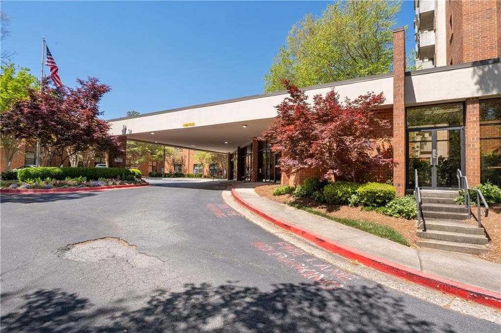 2 bedroom, 2 bathroom condominium for rent at 300 Johnson Ferry Road B915, Sandy Springs, GA 30328 for $3,631 a month — photo 2