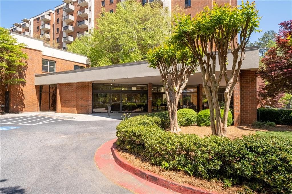 2 bedroom, 2 bathroom condominium for rent at 300 Johnson Ferry Road B915, Sandy Springs, GA 30328 for $3,631 a month — photo 4